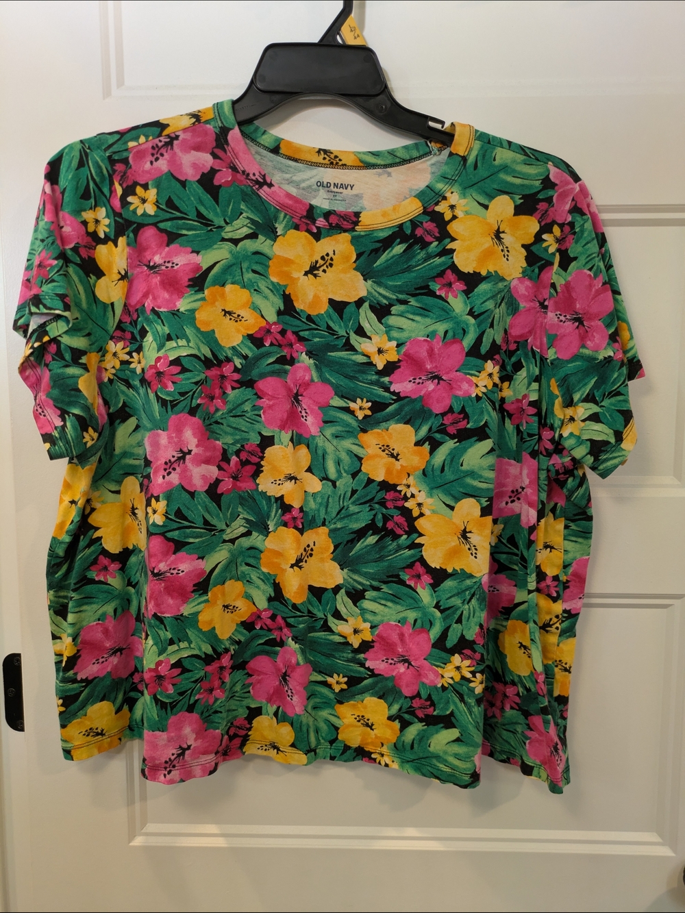🔴 3/$15 Old Navy Floral Crop Top Tee